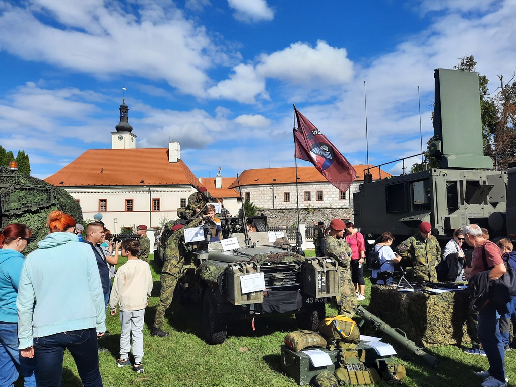 Komorní Hrádek se po roce otevře veřejnosti. Armáda ukáže techniku i uvaří vojenský guláš