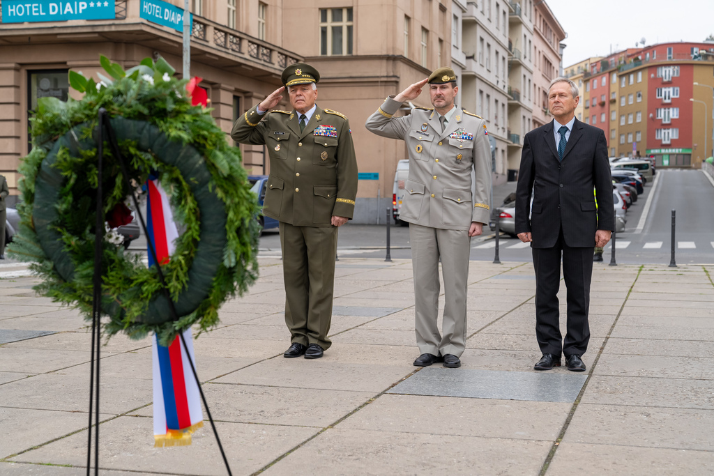 Výstava 20 let od konce povinné vojenské služby je k vidění před Generálním štábem Armády ČR