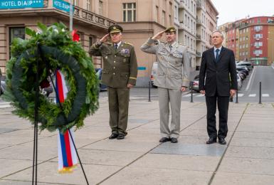 Výstava 20 let od konce povinné vojenské služby je k vidění před Generálním štábem Armády ČR