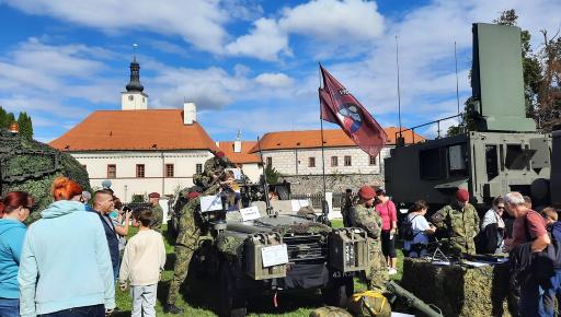 Komorní Hrádek se po roce otevře veřejnosti. Armáda ukáže techniku i uvaří vojenský guláš