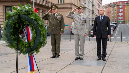 Výstava 20 let od konce povinné vojenské služby je k vidění před Generálním štábem Armády ČR